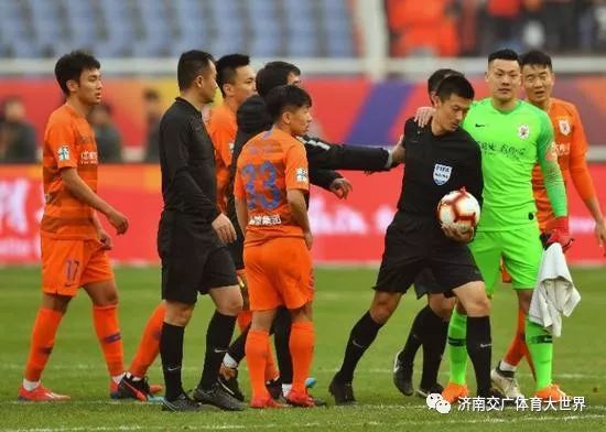  雷恩VS巴黎再现红牌，争议判罚引发热议  